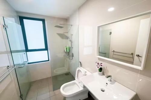 Ένα μπάνιο στο Continew Residence Cozy Suite by GUESTONIC