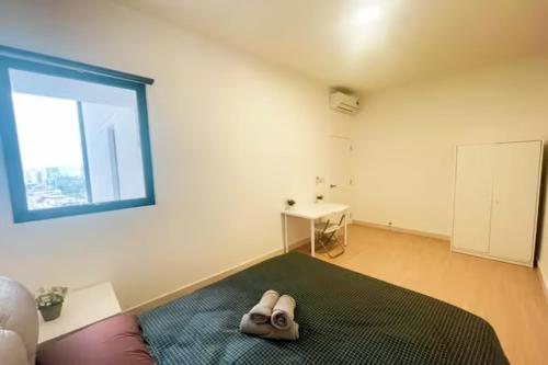 Ένα ή περισσότερα κρεβάτια σε δωμάτιο στο Continew Residence Cozy Suite by GUESTONIC