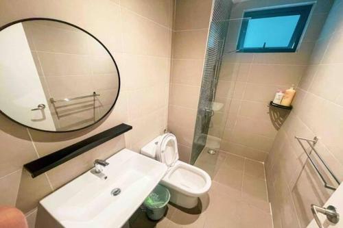 Ένα μπάνιο στο Continew Residence Cozy Suite by GUESTONIC