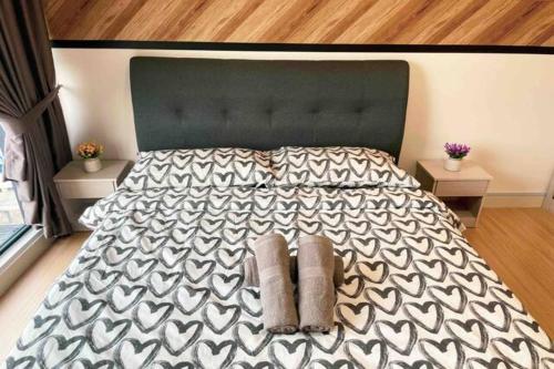 Ένα ή περισσότερα κρεβάτια σε δωμάτιο στο Continew Residence Cozy Suite by GUESTONIC