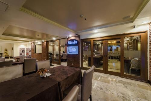 Μια τηλεόραση ή/και κέντρο ψυχαγωγίας στο Villa Caceres Hotel
