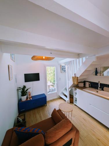 un salon avec un canapé et une cuisine dans l'établissement Chez Elizabeth, au Crotoy