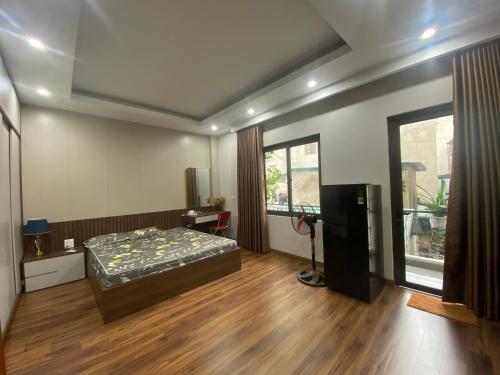 una camera da letto con un letto e una televisione di Sơn Tài a Hanoi