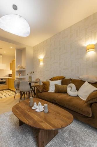 un salon avec un canapé et une table dans l'établissement New 1 bedroom - Jardin des Plantes-Gobelins- 5ème, à Paris
