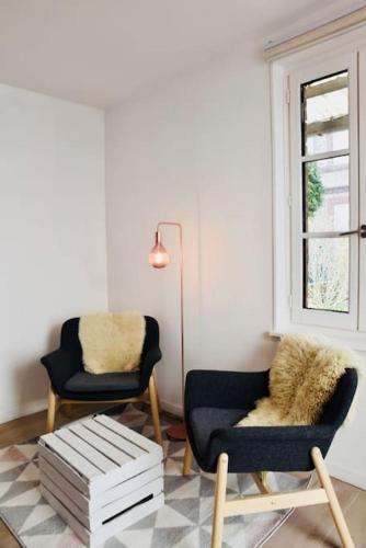 un salon avec deux chaises et une table dans l'établissement Charmante maisonnette à 2 pas de la mer !, à Étretat