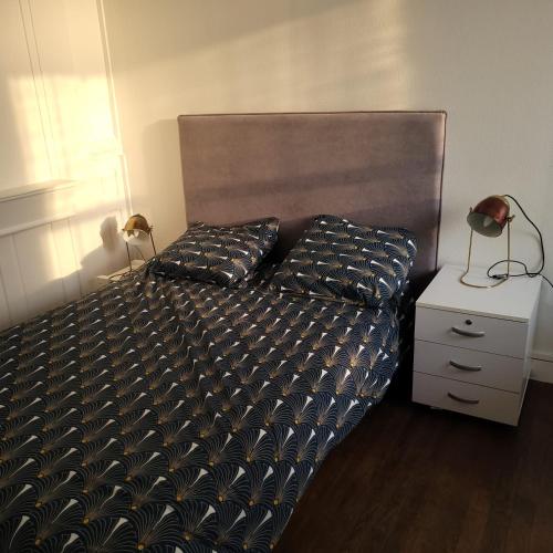 une chambre avec un lit avec deux oreillers dessus dans l'établissement Mer 50 m à pied et Centre ville, à Villers-sur-Mer