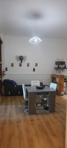 un salon avec une table, des chaises et un canapé dans l'établissement Mer 50 m à pied et Centre ville, à Villers-sur-Mer