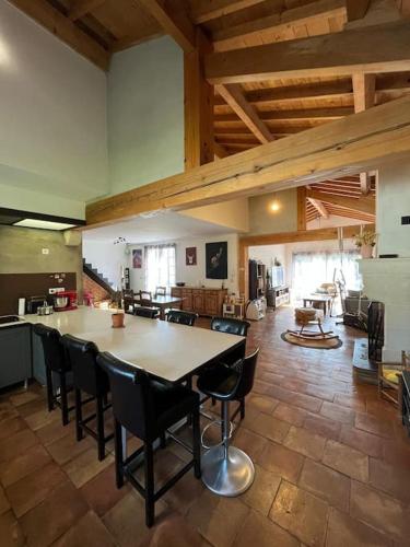 un grand salon avec une table et des chaises dans l'établissement Maison PAU - BIZANOS, à Bizanos