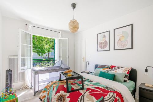 une chambre blanche avec un lit et une fenêtre dans l'établissement Sweet Home Disney, à Magny-le-Hongre