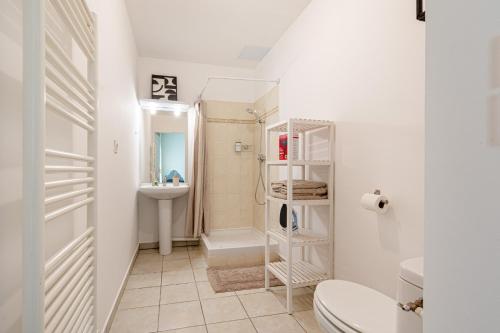 une salle de bain blanche avec des toilettes et un lavabo dans l'établissement Sweet Home Disney, à Magny-le-Hongre
