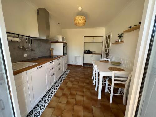 une cuisine avec une table et une salle à manger dans l'établissement La Maison d'Orange, à Orange