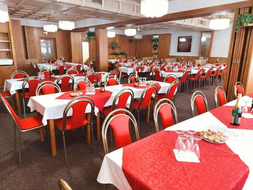 Ein Restaurant oder anderes Speiselokal in der Unterkunft Hotel Merkur - Jablonec nad Nisou 