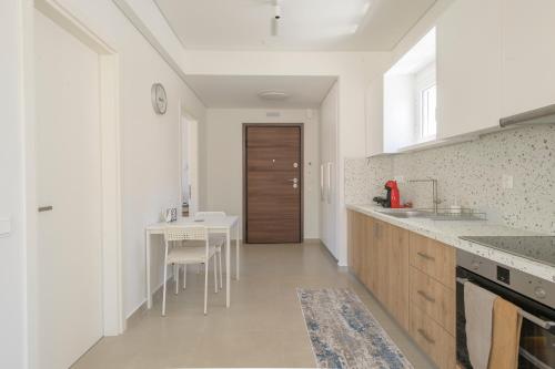 Η κουζίνα ή μικρή κουζίνα στο Irma's Apartments in Pilos