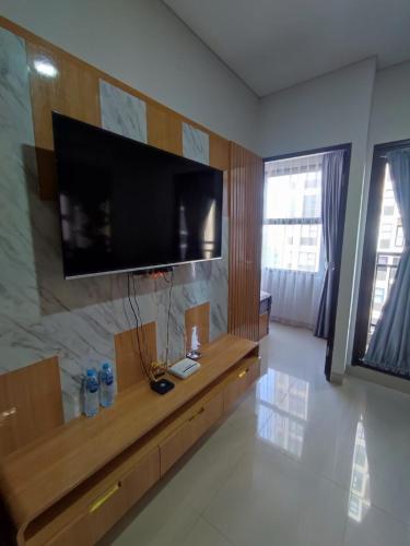 Μια τηλεόραση ή/και κέντρο ψυχαγωγίας στο Apartment TransPark Cibubur, TSM