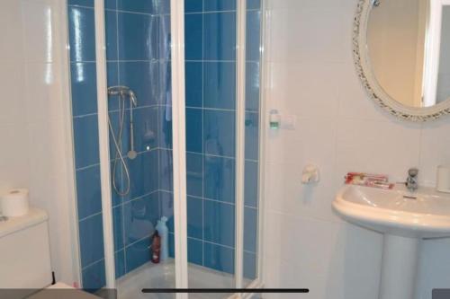 un baño con ducha y lavabo en Apartamento Casa Capricho en El Verger Denia, en El Verger
