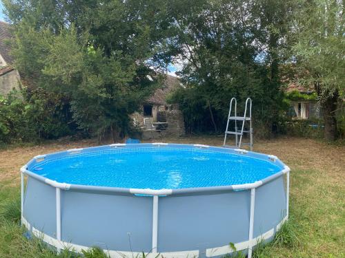 - une grande piscine dans la cour dans l'établissement Le petit cottage, à Thollet