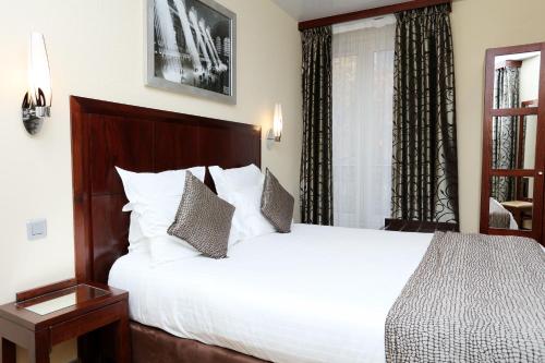 Кровать или кровати в номере Grand Hotel Francais