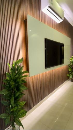 a room with a flat screen tv on a wall at فيلا المروج الفندقية in Yanbu