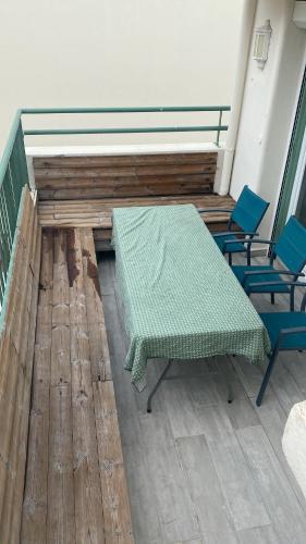 une chambre avec deux chaises, une table et un banc dans l'établissement Juan 3 chambres - terrasses - plage, à Juan-les-Pins