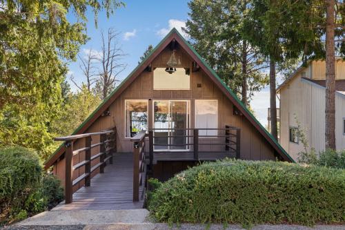ein Haus mit einem Walmdach und einem Holzsteg in der Unterkunft Warm and Cozy Mountain and Lake View Haven cottage in Kelseyville
