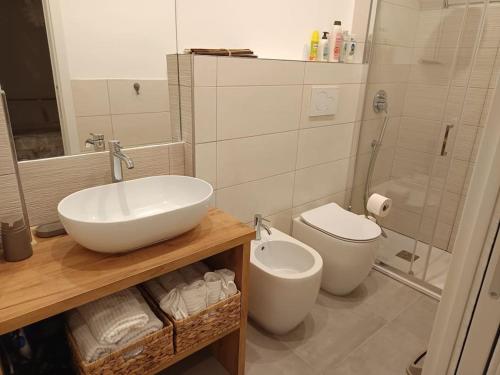a bathroom with a sink and a toilet at Accogliente Bilocale -parcheggio privato- in Sanremo