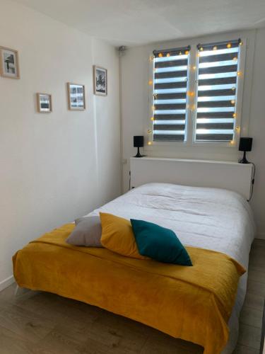 un lit avec deux oreillers dessus dans une chambre dans l'établissement Appartement Bandol 2 personnes voir 4, à Bandol