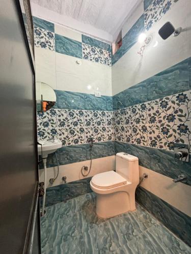 a bathroom with a toilet and a sink at BlaBla Hostel in Jodhpur