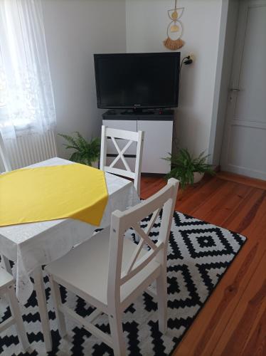 Μια τηλεόραση ή/και κέντρο ψυχαγωγίας στο Apartament Brójce Lubuskie