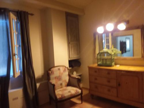 Cette chambre comprend une commode, une chaise et un miroir. dans l'établissement Chambre pour 2 personnes avec salle de bain privée, à Tourves