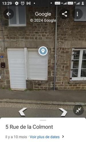 une photo d'un bâtiment avec deux portes de garage dans l'établissement LOGEMENT-PINSEL-a-BRECE-53120, à Brécé