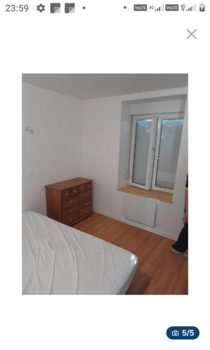 une chambre blanche avec un lit et une fenêtre dans l'établissement LOGEMENT-PINSEL-a-BRECE-53120, à Brécé