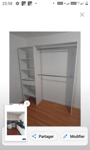 Cette chambre dispose d'un placard avec une porte coulissante. dans l'établissement LOGEMENT-PINSEL-a-BRECE-53120, à Brécé