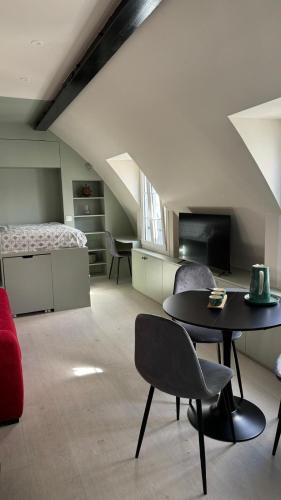 Photo de la galerie de l'établissement Charmant studio rénové avec vue sur les toits de Paris 7e arrondissement, à Paris