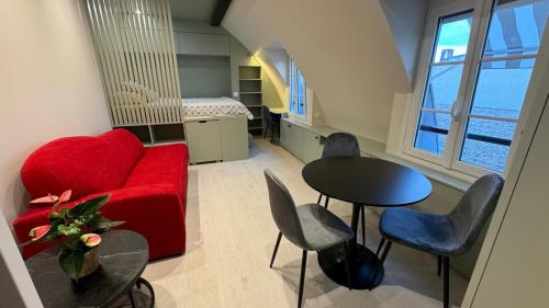 Photo de la galerie de l'établissement Charmant studio rénové avec vue sur les toits de Paris 7e arrondissement, à Paris