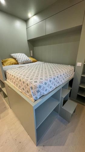 Photo de la galerie de l'établissement Charmant studio rénové avec vue sur les toits de Paris 7e arrondissement, à Paris