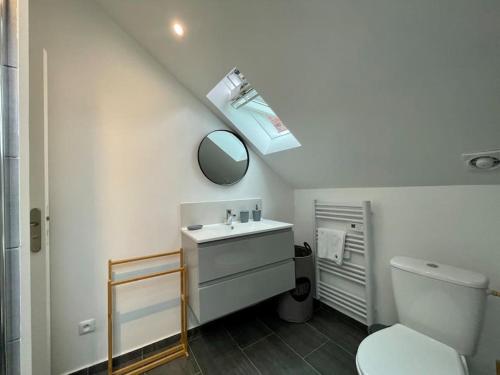 une salle de bain avec toilettes, lavabo et miroir dans l'établissement Rouen Préfecture - L'arrière Seine, à Rouen