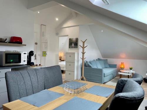 un salon avec un canapé et une table dans l'établissement Rouen Préfecture - L'arrière Seine, à Rouen