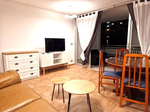 Luminoso apartamento reformado con gran terraza a 2 mins a pie de la playa de San Juan
