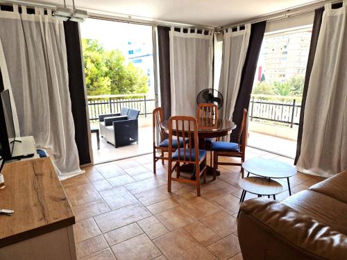 Luminoso apartamento reformado con gran terraza a 2 mins a pie de la playa de San Juan