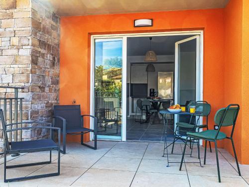 un patio avec des chaises et une table devant un bâtiment dans l'établissement Apartment Eden Golfe-1 by Interhome, à Cogolin