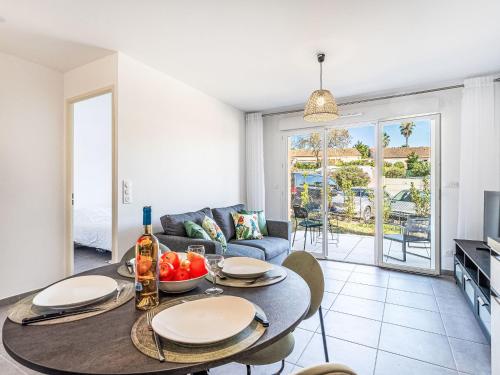 un salon avec une table et un canapé dans l'établissement Apartment Eden Golfe-1 by Interhome, à Cogolin