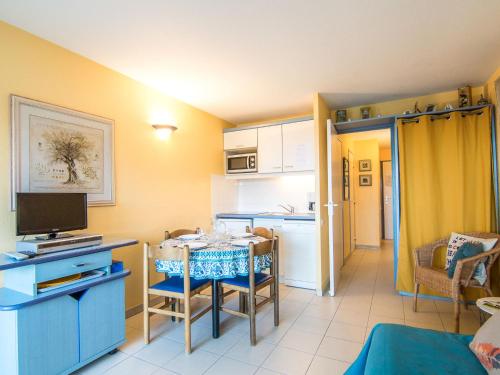 Il comprend un salon avec une cuisine et une table à manger. dans l'établissement Apartment Les Marines-3 by Interhome, à La Foux