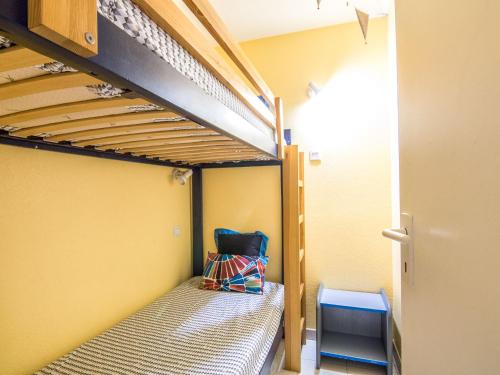 une chambre avec deux lits superposés dans une pièce dans l'établissement Apartment Les Marines-3 by Interhome, à La Foux