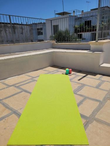 a green ramp sitting on top of a roof at CASA DEGLI ARANCI, smart work wifi garden terrace in Monteroni di Lecce