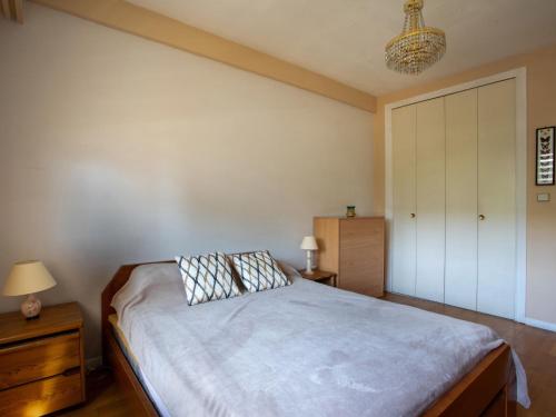 - une chambre avec un lit, une commode et une lampe dans l'établissement Apartment L'Hippocampe by Interhome, à Cagnes-sur-Mer