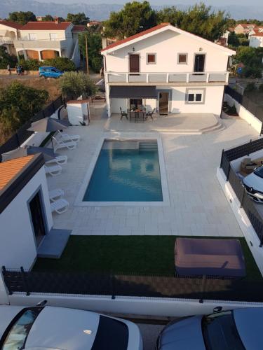a backyard with a swimming pool and a house at Apartment Vortex Sun in Vir