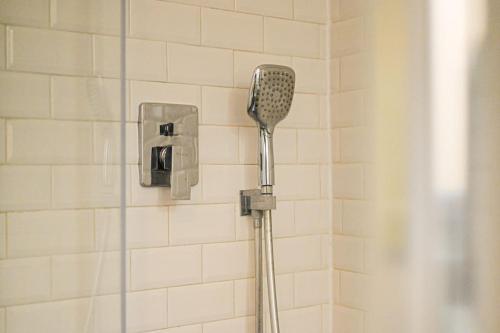 La salle de bains est pourvue d'un pommeau de douche mural. dans l'établissement Gare - La Boutique Beauvoisine, à Rouen