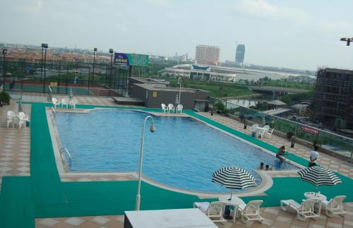 海寧的住宿－海寧皮都錦江大酒店，大楼顶部的大型游泳池