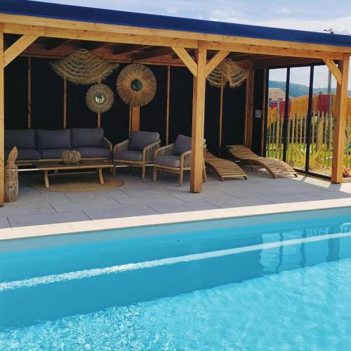 Chalet, aux portes du Morvanの敷地内または近くにあるプール
