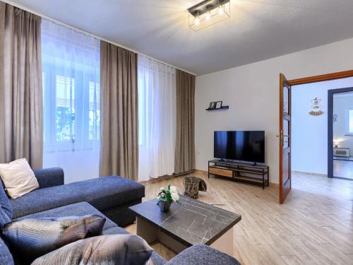 ブゼトにあるHoliday Home Di papa by Interhomeのソファとテレビのあるリビングルーム